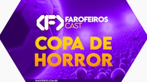 Capa do episódio 74 do Farofeiros Cast em um hexágono roxo e bordas brancas. No centro, o título do episódio em letras grandes amarelas e laranja: "COPA DE HORROR". Ao fundo se pode ver uma montagem com uma bola de futebol gigante do lado esquerdo e na direita uma arquibancada cheia de aliens clichês. Na faixa inferior o endereço farofeiros.com.br.