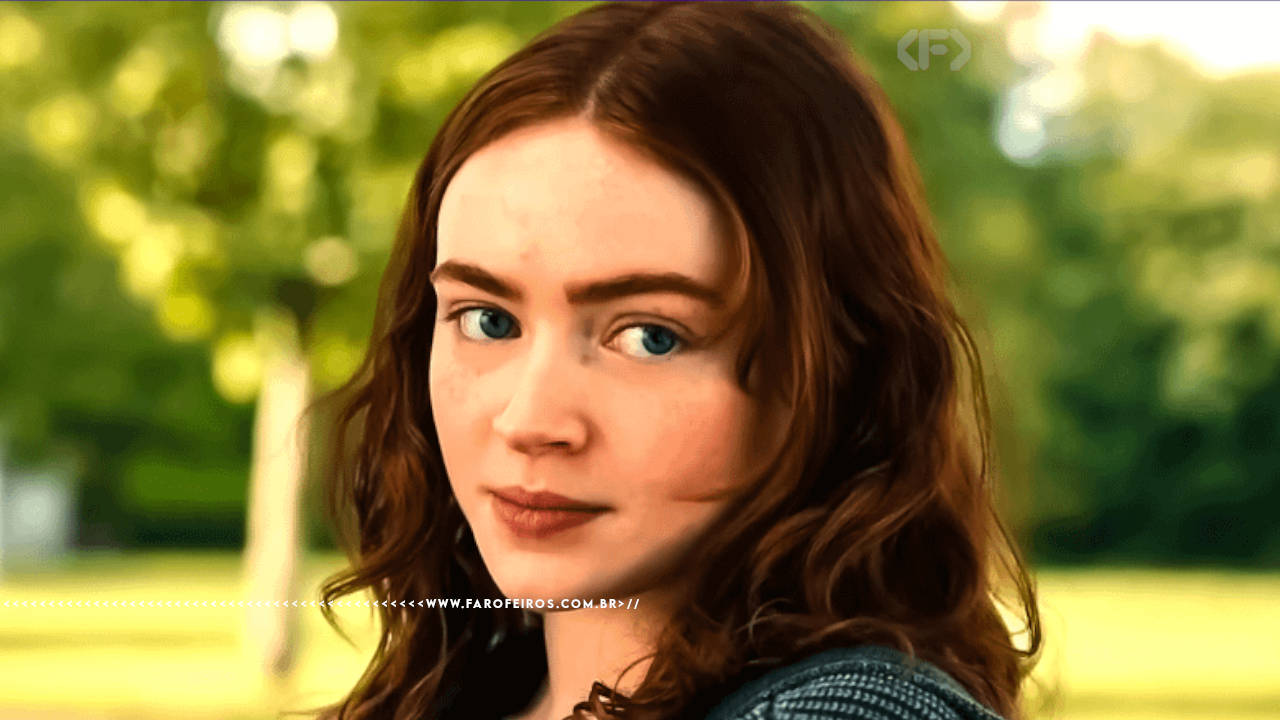 Cena do filme Homem Aranha - Mais Um Dia com a atriz Sadie Sink como Jean Grey olhando para o lado com um sorriso discreto. Na faixa inferior o endereço farofeiros.com.br
