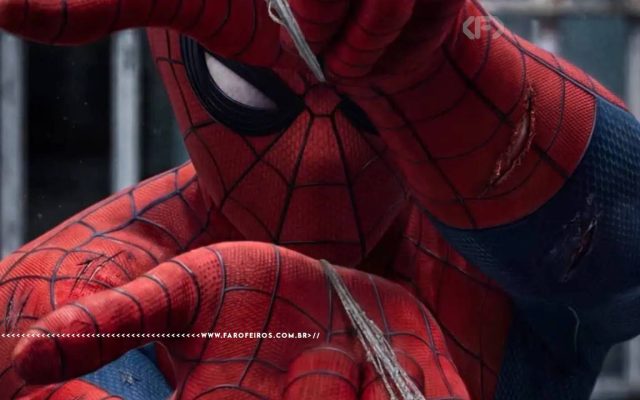 Cena do filme Homem Aranha - Mais Um Dia com o personagem em close atirando teias na sua direção com uma mão sobre a outra. Na faixa inferior o endereço farofeiros.com.br