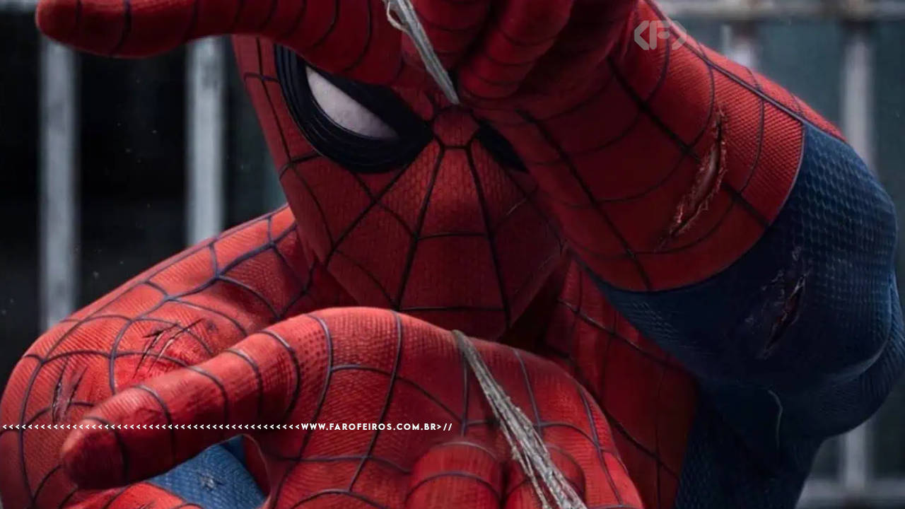 Cena do filme Homem Aranha - Mais Um Dia com o personagem em close atirando teias na sua direção com uma mão sobre a outra. Na faixa inferior o endereço farofeiros.com.br