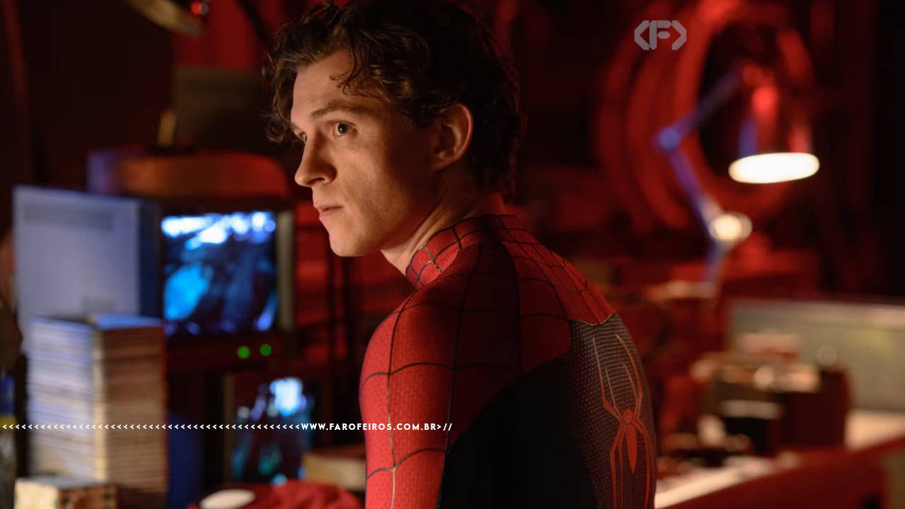 Cena do filme Homem Aranha - Mais Um Dia com o personagem sem máscara olhando assustado para o lado. Na faixa inferior o endereço farofeiros.com.br