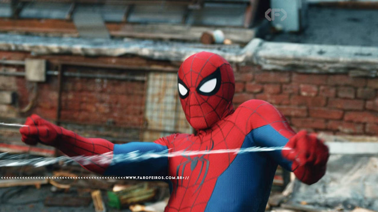 Cena do filme Homem Aranha - Mais Um Dia com o personagem úxando suas teias com as mãos em um telhado. Na faixa inferior o endereço farofeiros.com.br