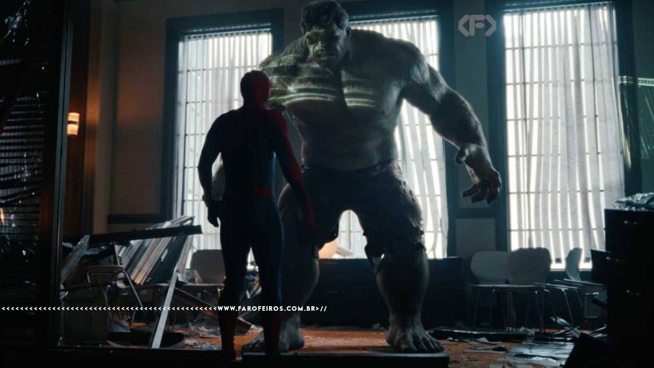 Cena do filme Homem Aranha - Mais Um Dia onde o personagem encontra o Hulk de frente em pose ameaçadora em uma sala escura. Na faixa inferior o endereço farofeiros.com.br