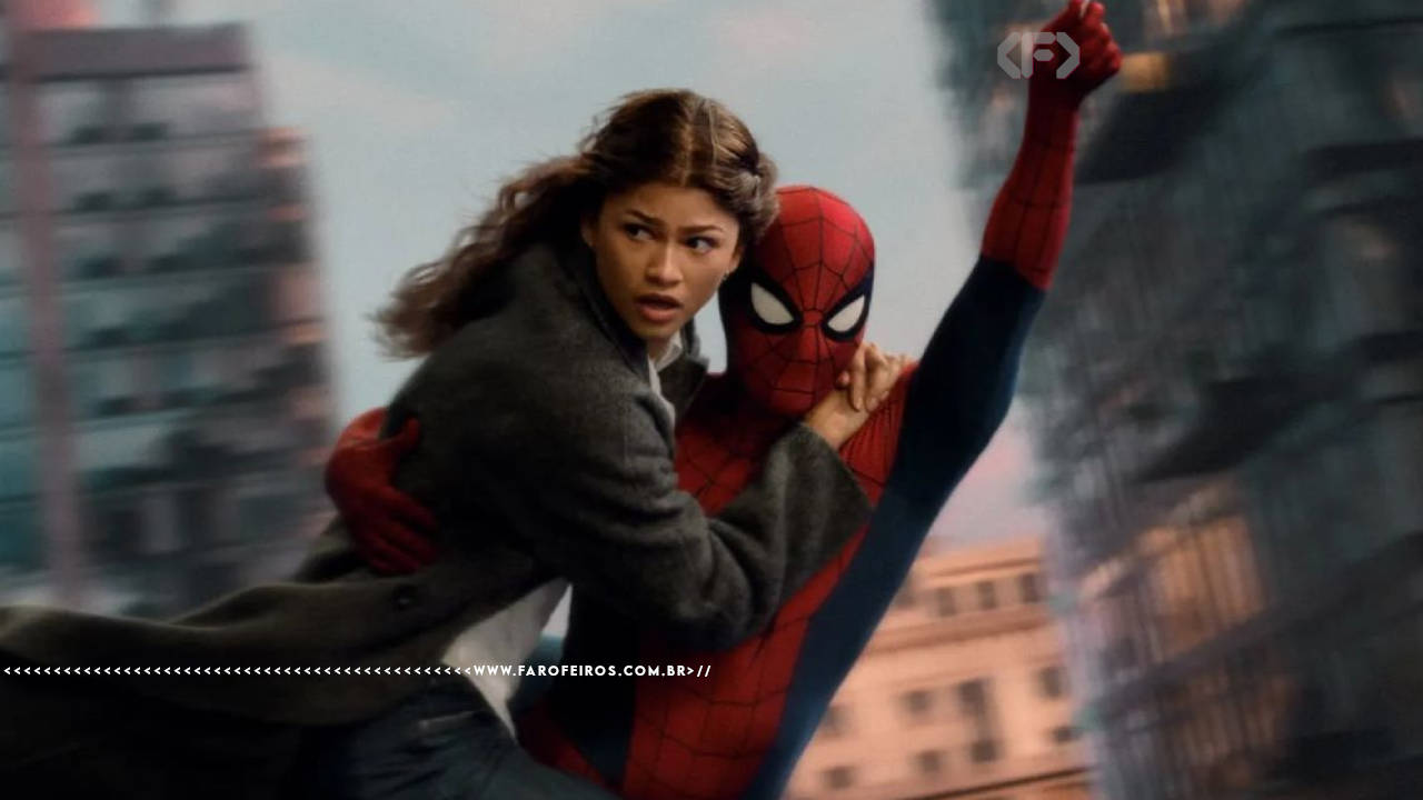 Cena do filme Homem Aranha - Mais Um Dia onde o personagem se balança segurando uma teia com uma mão enquanto carrega Mary Jane assustada. Na faixa inferior o endereço farofeiros.com.br