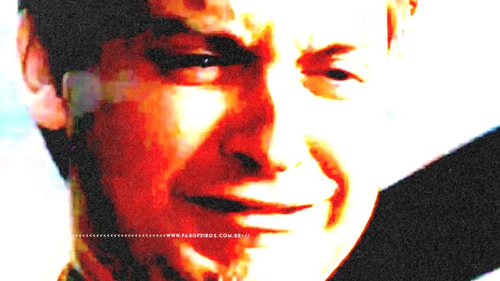 Foto com alta exposição e efeito reticular com Tobey Mguire de Homem Aranha chorando. Na faixa inferior o endereço farofeiros.com.br.