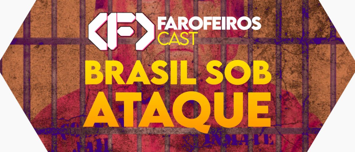 Capa do episódio 82 do Farofeiros Cast em um hexágono vermelho e roxo com bordas brancas. No centro, o título do episódio em letras grandes amarelas e laranja: "BRASIL SOB ATAQUE". Ao fundo uma montagem de Donald Trump sério atrás de grades de uma prisão.