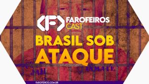 Capa do episódio 82 do Farofeiros Cast em um hexágono vermelho e roxo com bordas brancas. No centro, o título do episódio em letras grandes amarelas e laranja: "BRASIL SOB ATAQUE". Ao fundo uma montagem de Donald Trump sério atrás de grades de uma prisão.