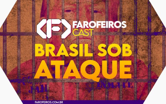 Capa do episódio 82 do Farofeiros Cast em um hexágono vermelho e roxo com bordas brancas. No centro, o título do episódio em letras grandes amarelas e laranja: "BRASIL SOB ATAQUE". Ao fundo uma montagem de Donald Trump sério atrás de grades de uma prisão.
