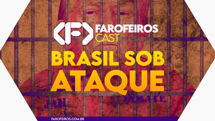 Capa do episódio 78 do Farofeiros Cast em um hexágono vermelho e roxo com bordas brancas. No centro, o título do episódio em letras grandes amarelas e laranja: "BRASIL SOB ATAQUE". Ao fundo uma montagem de Donald Trump sério atrás de grades de uma prisão.