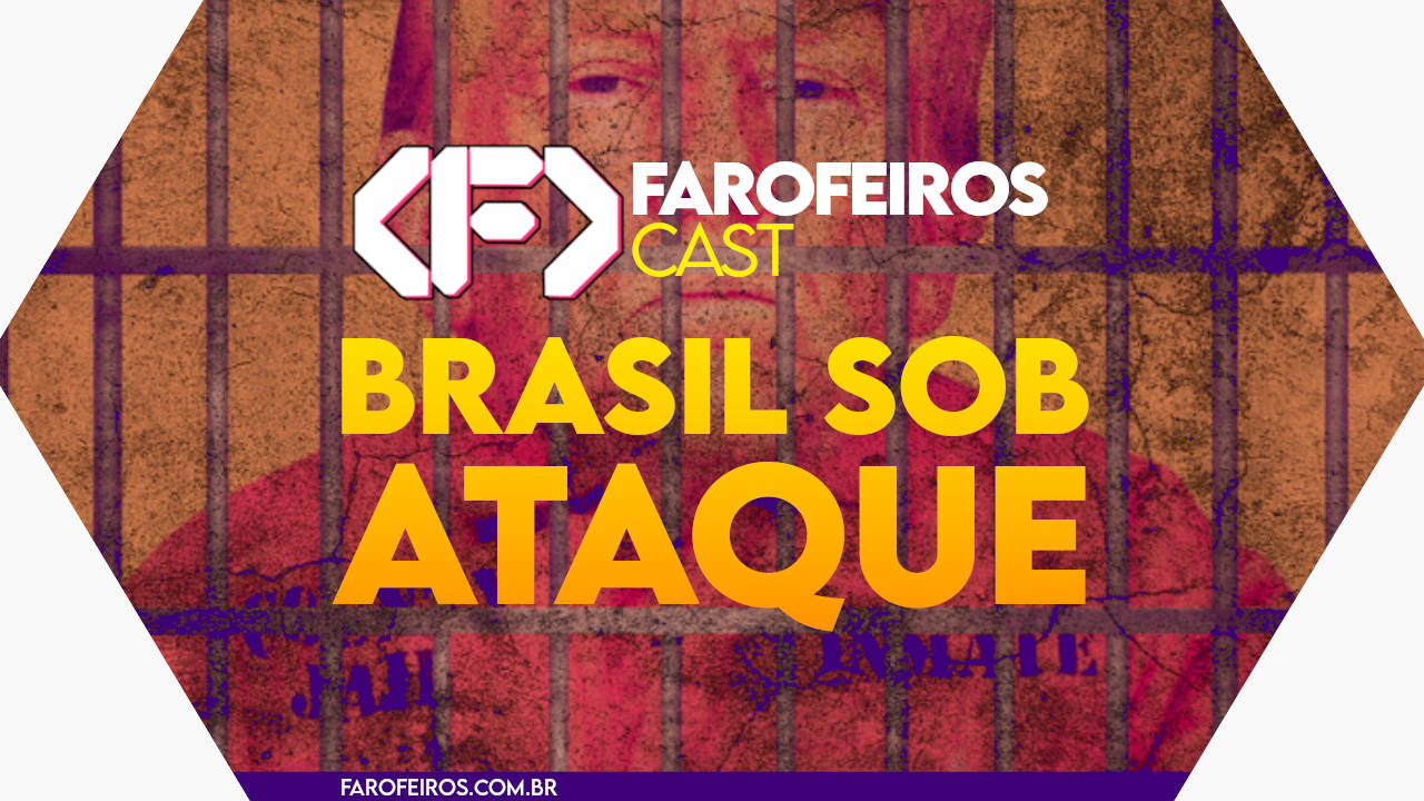 Capa do episódio 78 do Farofeiros Cast em um hexágono vermelho e roxo com bordas brancas. No centro, o título do episódio em letras grandes amarelas e laranja: "BRASIL SOB ATAQUE". Ao fundo uma montagem de Donald Trump sério atrás de grades de uma prisão.