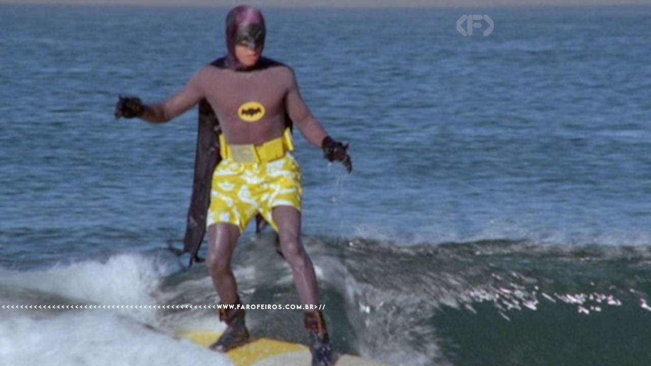 Batman de Adam West supostamente surfando de sunga amarela no topo de uma onda.