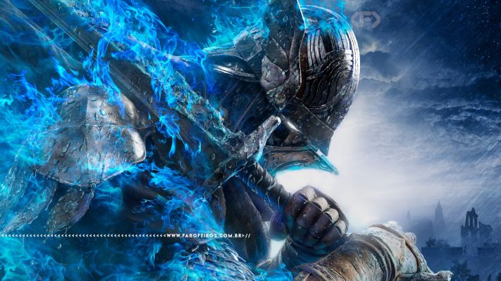 Cavaleiro de armadura do game Elden Ring com a espada apoiada no ombro andando de perfil envolto em chamas azuis congelantes.