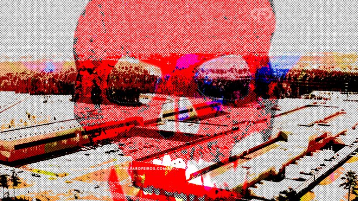 Colagem digital que tem como fundo um complexo de data centers com uma caveira em tons de vermelho desenhada por cima.