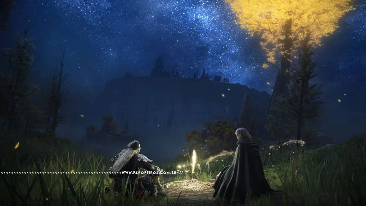 Dois personagens do game Elden Ring conversam ao redor de uma fogueira em uma noite com o céu extremamente estrelado e com uma árvore com folhar luminosas amarelas.