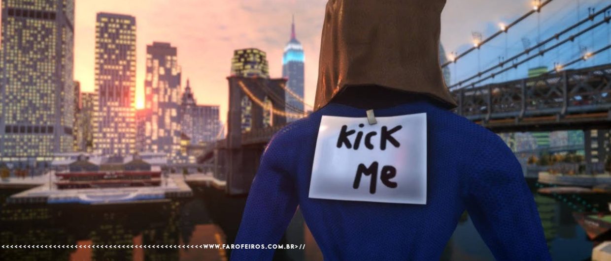 Homem Aranha de costas admirando uma cidade no amanhecer usando uma roupa do quarteto fantástico e um saco de pão na cabeça pode-se ver um cartaz colado em suas costas escrito KICK ME. Na faixa inferior o endereço farofeiros.com.br
