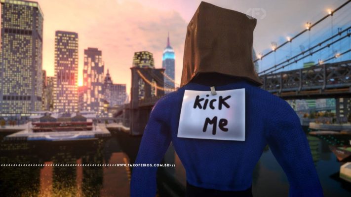 Homem Aranha de costas admirando uma cidade no amanhecer usando uma roupa do quarteto fantástico e um saco de pão na cabeça pode-se ver um cartaz colado em suas costas escrito KICK ME. Na faixa inferior o endereço farofeiros.com.br