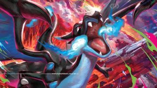 Recorte de arte de carta de Pokémon com a versão pintada de Charizard negro e azul com chamas saindo de sua boca durante um voo para cima à frente de um pôr-do-sol.