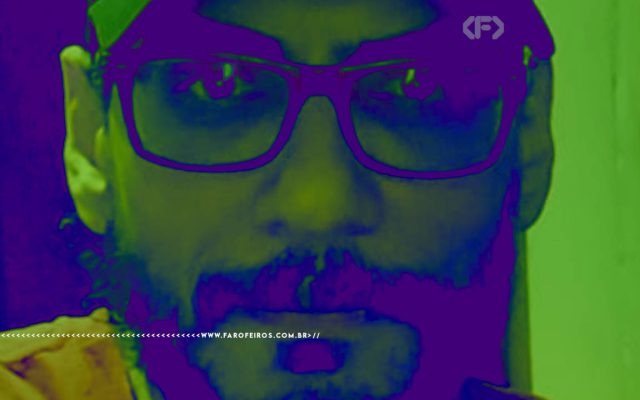 Foto com filtro verde e roxo de perto do rosto de Rodrigo Castro