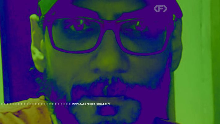 Foto com filtro verde e roxo de perto do rosto de Rodrigo Castro