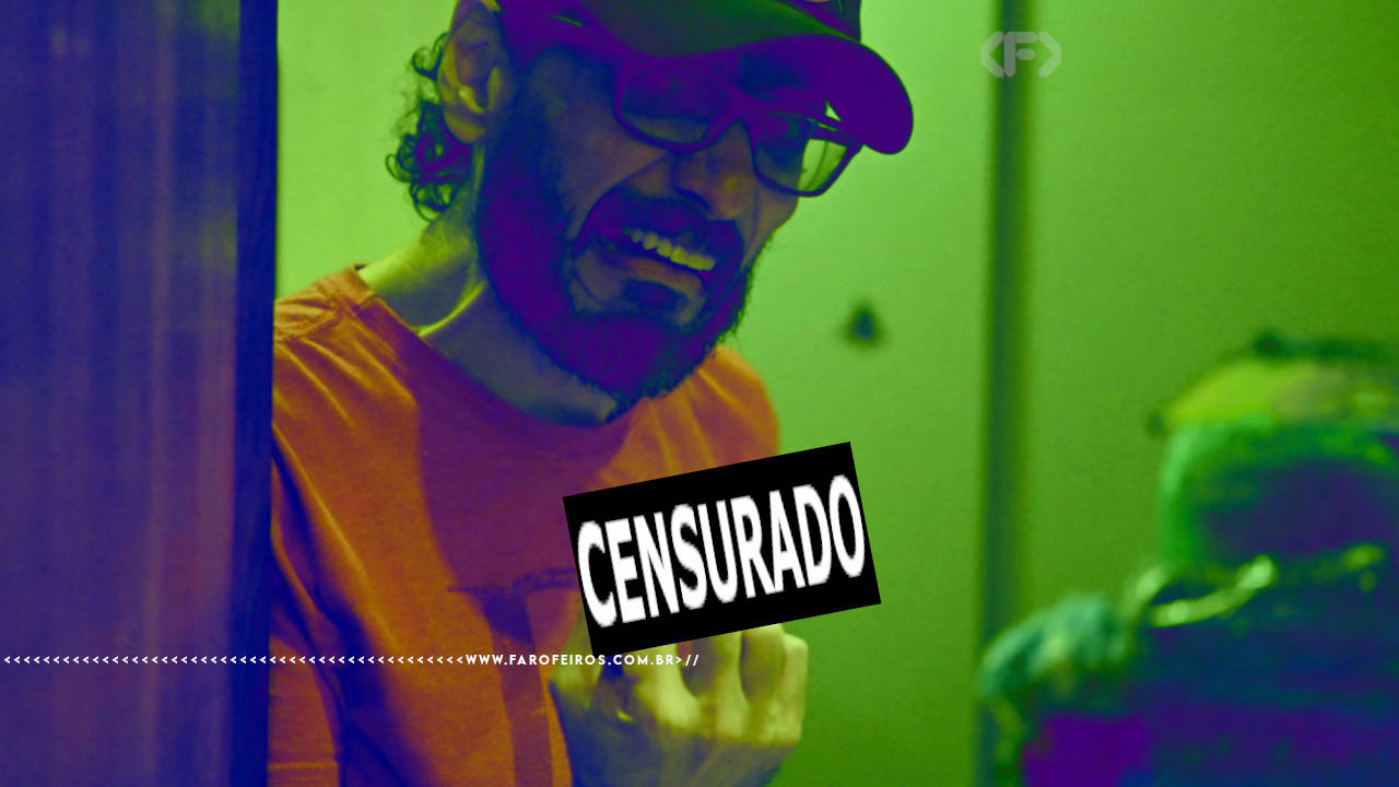 Foto com filtro verde e roxo onde Rodrigo Castro - supostamente - mostra um dedo que é censurado