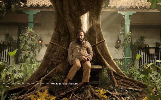Foto da série Cem Anos de Solidão onde Aureliano Buendia está amarrado por uma corda em uma árvore com um olhar vazio