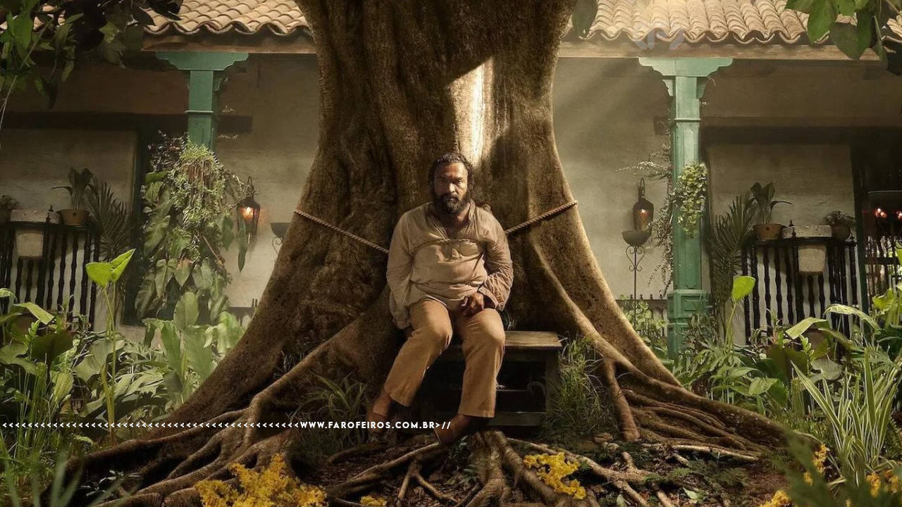 Foto da série Cem Anos de Solidão onde Aureliano Buendia está amarrado por uma corda em uma árvore com um olhar vazio