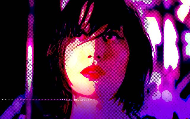 Montagem digital com efeitos de exposição em tons amarelos e roxos da cantora Karen O da banda Yeah Yeah Yeahs