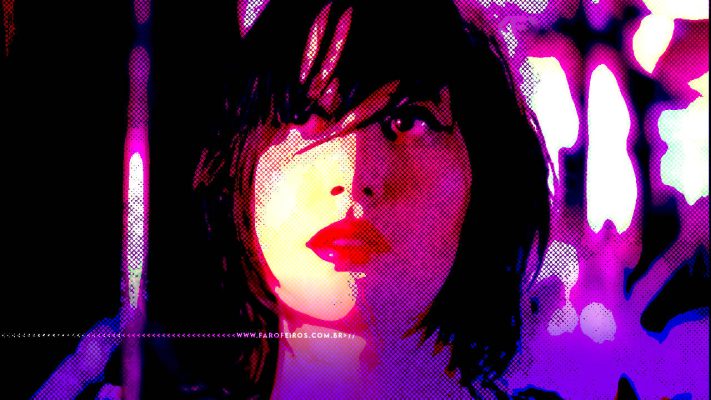 Montagem digital com efeitos de exposição em tons amarelos e roxos da cantora Karen O da banda Yeah Yeah Yeahs