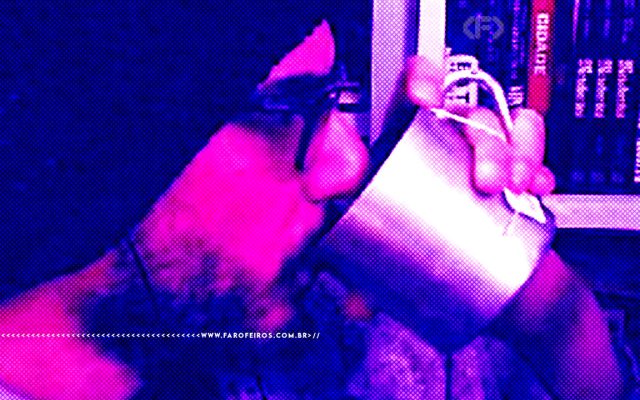 Recorte de cena da live Aperte o F onde Rodrigo Castro bebe chá em uma caneca de metal