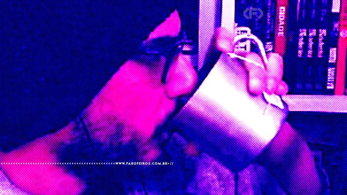 Recorte de cena da live Aperte o F onde Rodrigo Castro bebe chá em uma caneca de metal