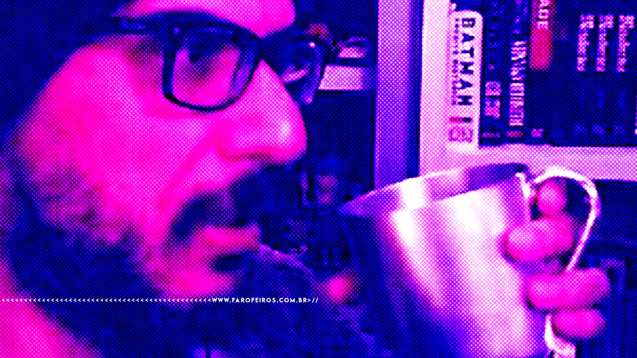 Recorte de cena da live Aperte o F onde Rodrigo Castro segura uma caneca de metal
