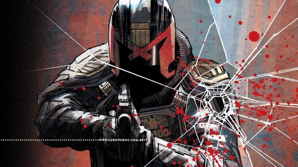 Recorte do quadrinho Juiz Dredd com o personagem com a face escurecida aponta uma arma em sua direção com um vidro quebrado e manchas de sangue