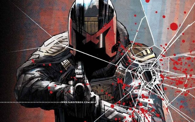 Recorte do quadrinho Juiz Dredd com o personagem com a face escurecida aponta uma arma em sua direção com um vidro quebrado e manchas de sangue
