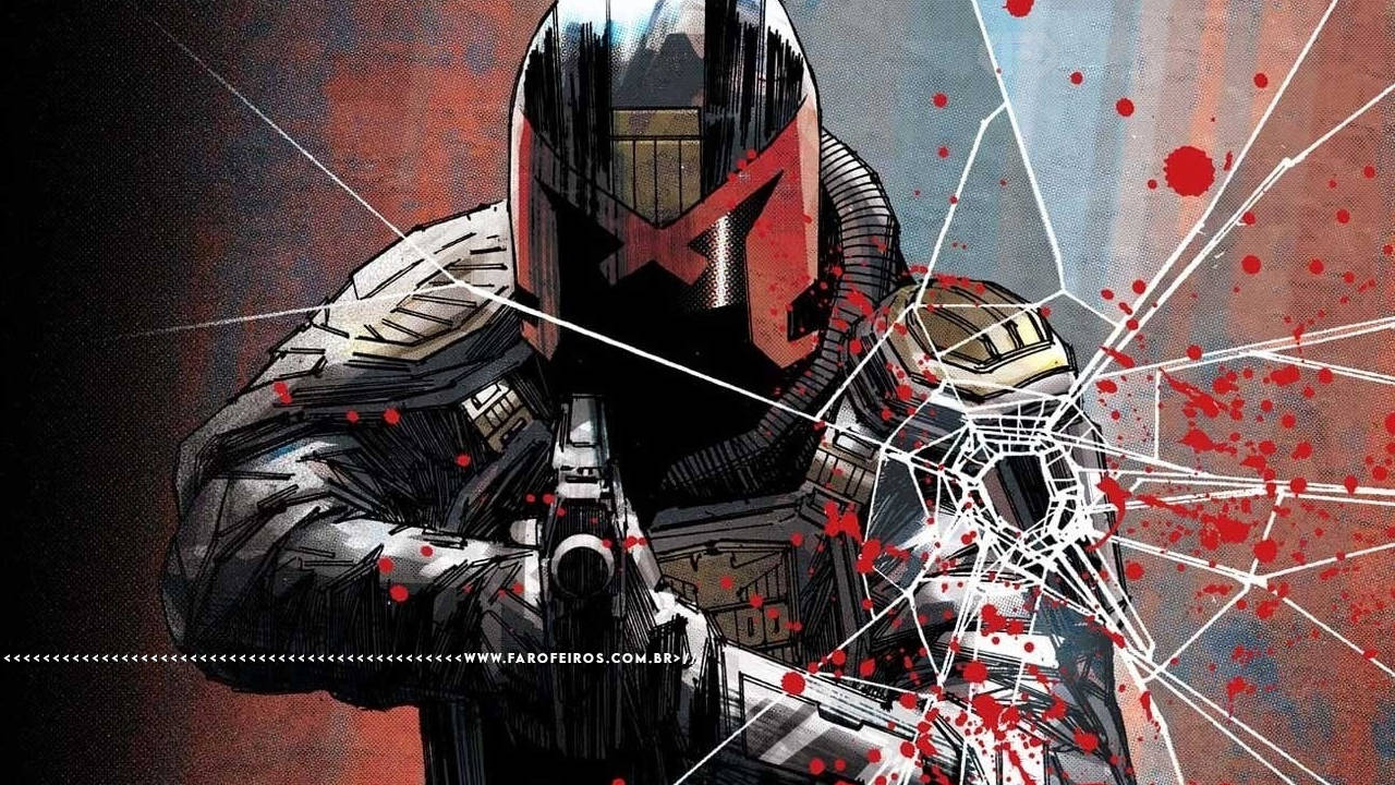 Recorte do quadrinho Juiz Dredd com o personagem com a face escurecida aponta uma arma em sua direção com um vidro quebrado e manchas de sangue