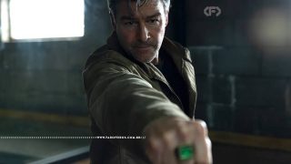 Hal Jordan com o punho fechado apontando seu anel na série Lanterns da HBO
