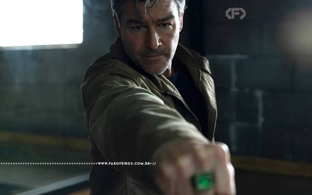 Hal Jordan com o punho fechado apontando seu anel na série Lanterns da HBO