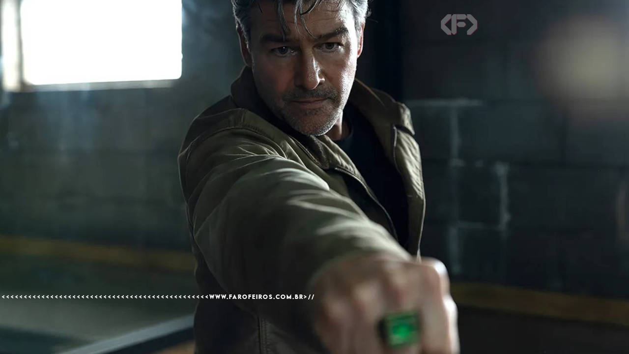 Hal Jordan com o punho fechado apontando seu anel na série Lanterns da HBO