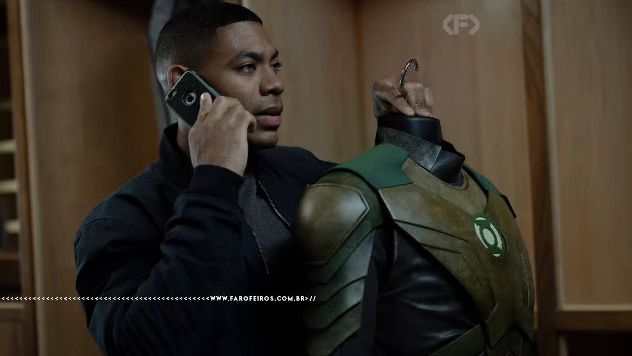 John Stewart segura um cabide com um uniforme de lanterna verde na série Lanterns da HBO