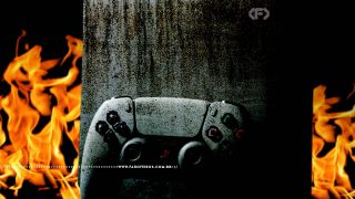 Um console PS5 com um controle a frente envelhecido com chamas ao fundo em um cenário escuro